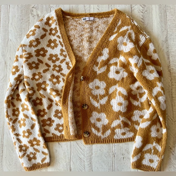 Large Floral Sweater by SO - Picture 3 of 4
